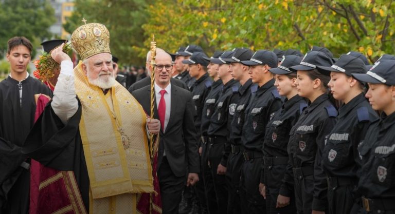 Идните бугарски полицајци благословени со света вода на почетокот на академската година